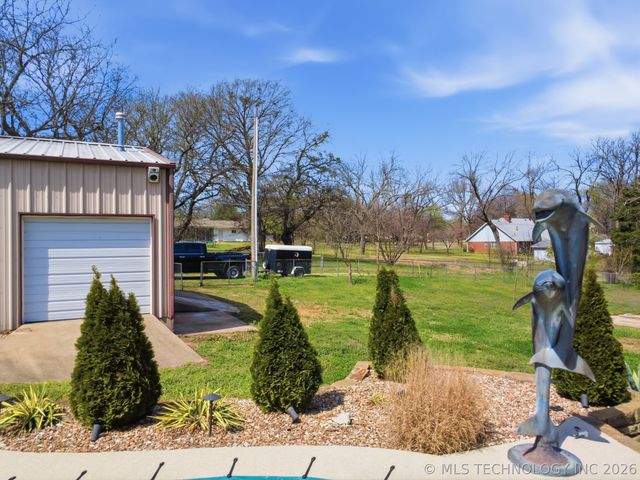 1001 N Hopi Street, Chouteau, OK 74337