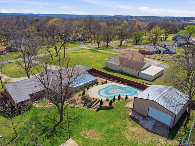 1001 N Hopi Street, Chouteau, OK 74337