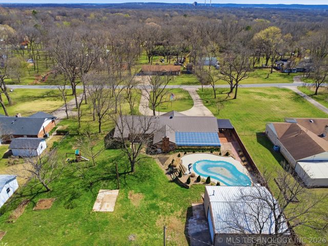 1001 N Hopi Street, Chouteau, OK 74337