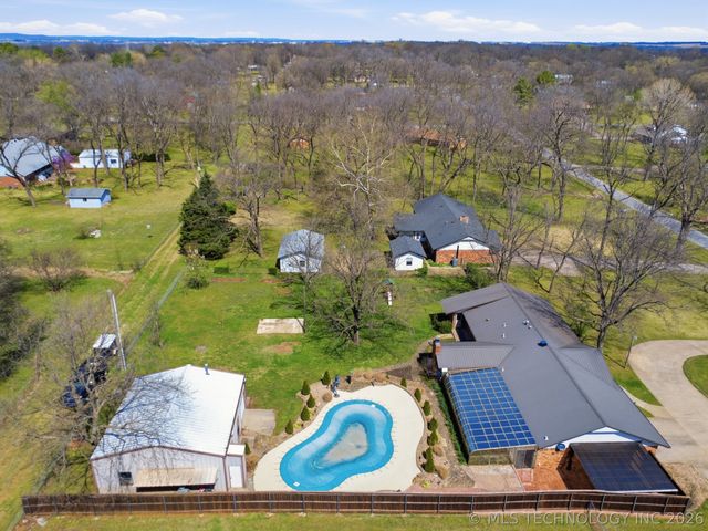 1001 N Hopi Street, Chouteau, OK 74337