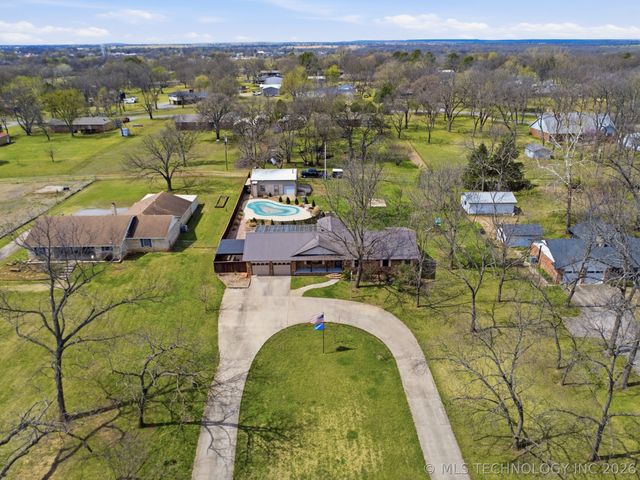 1001 N Hopi Street, Chouteau, OK 74337
