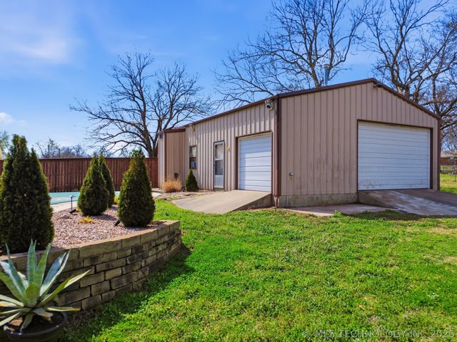 1001 N Hopi Street, Chouteau, OK 74337