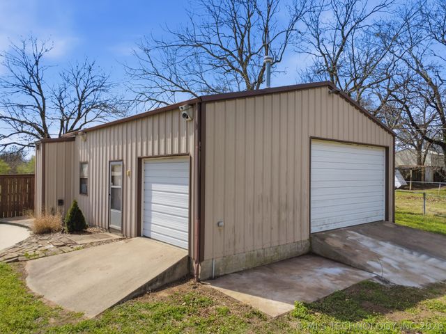 1001 N Hopi Street, Chouteau, OK 74337