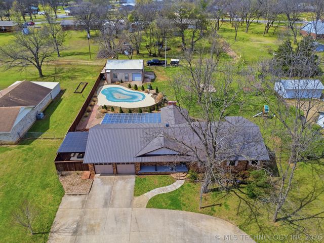 1001 N Hopi Street, Chouteau, OK 74337