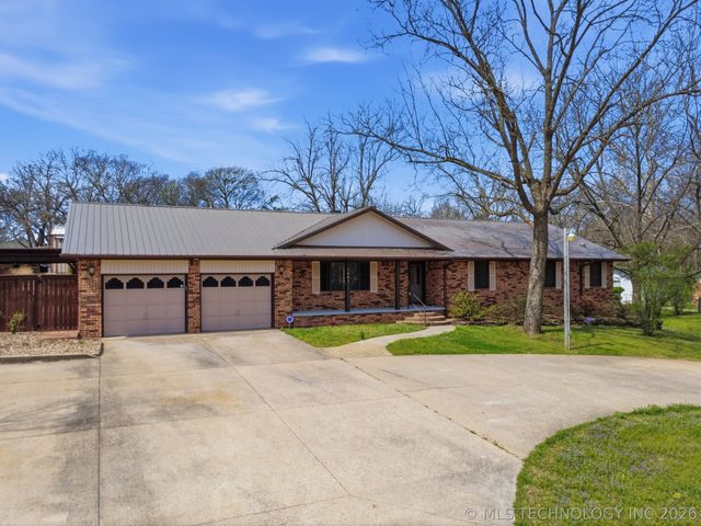 1001 N Hopi Street, Chouteau, OK 74337