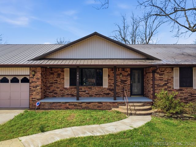 1001 N Hopi Street, Chouteau, OK 74337