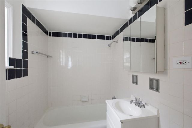 6256 W 64th Place 102, Chicago, IL 60638