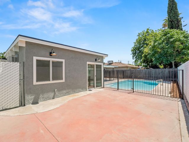 4421 N Maple Avenue, Fresno, CA 93726