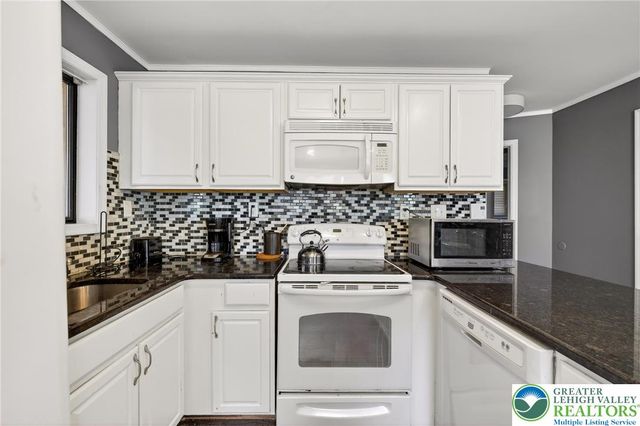 24 Hopkins Circle, Penn Forest Twp, PA 18210