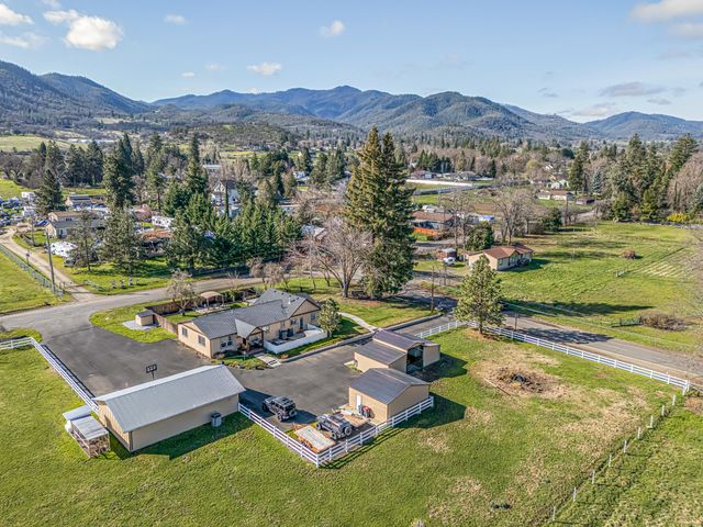 3985 Calhoun Road, Medford, OR 97501
