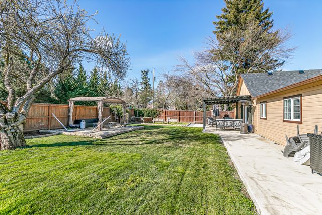 3985 Calhoun Road, Medford, OR 97501