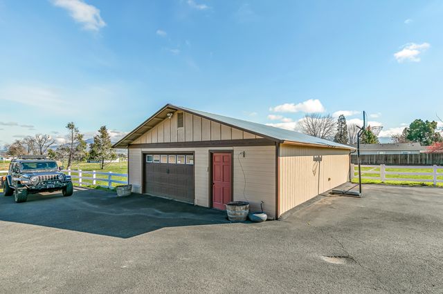3985 Calhoun Road, Medford, OR 97501