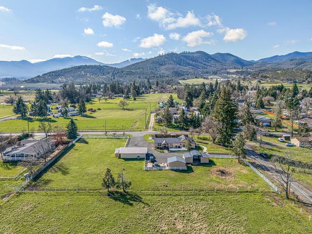 3985 Calhoun Road, Medford, OR 97501