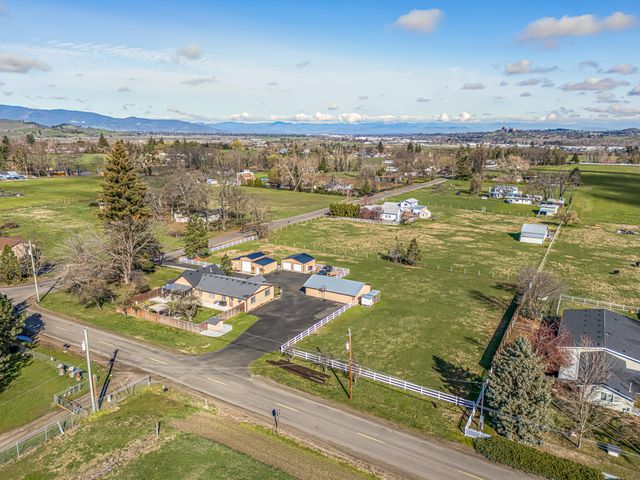 3985 Calhoun Road, Medford, OR 97501