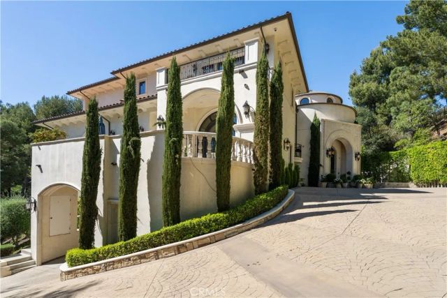 1210 Chantilly, Los Angeles, CA 90077