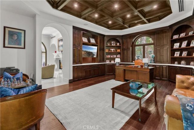 1210 Chantilly, Los Angeles, CA 90077