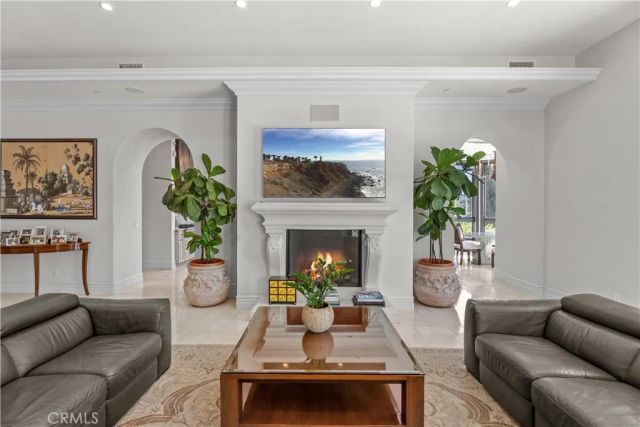 1210 Chantilly, Los Angeles, CA 90077