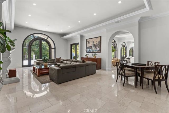 1210 Chantilly, Los Angeles, CA 90077