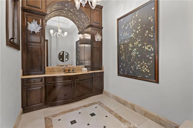 1210 Chantilly, Los Angeles, CA 90077