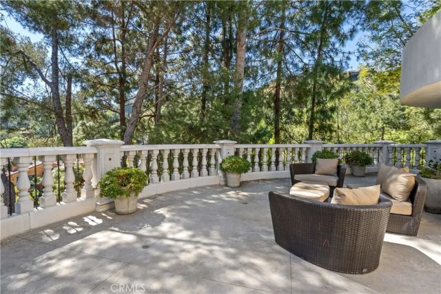 1210 Chantilly, Los Angeles, CA 90077