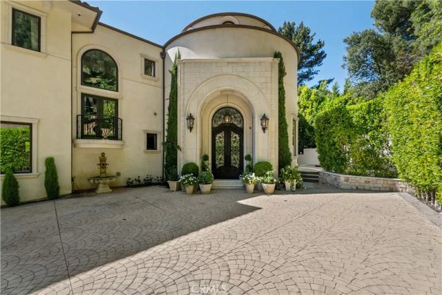 1210 Chantilly, Los Angeles, CA 90077