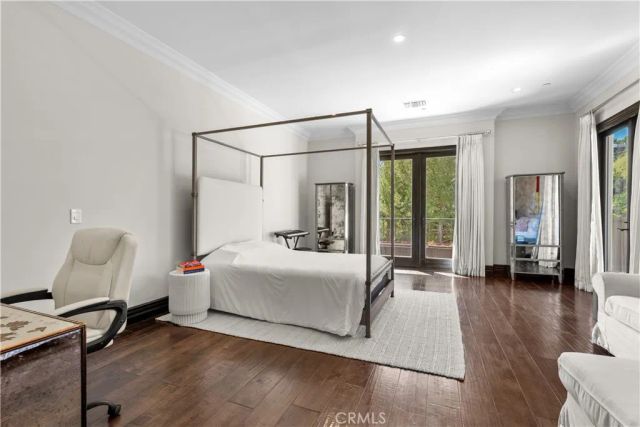 1210 Chantilly, Los Angeles, CA 90077