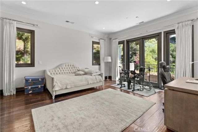 1210 Chantilly, Los Angeles, CA 90077
