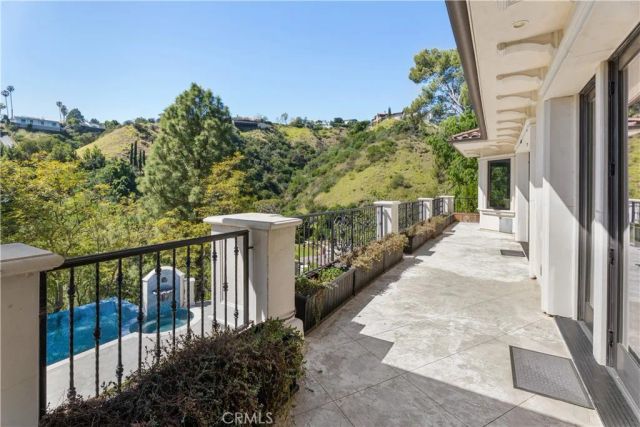1210 Chantilly, Los Angeles, CA 90077