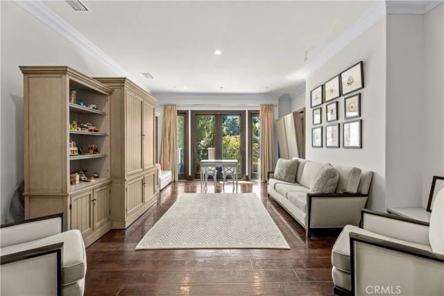 1210 Chantilly, Los Angeles, CA 90077