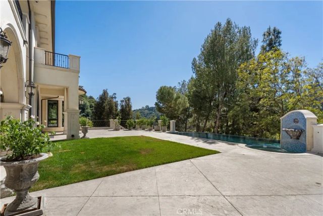 1210 Chantilly, Los Angeles, CA 90077