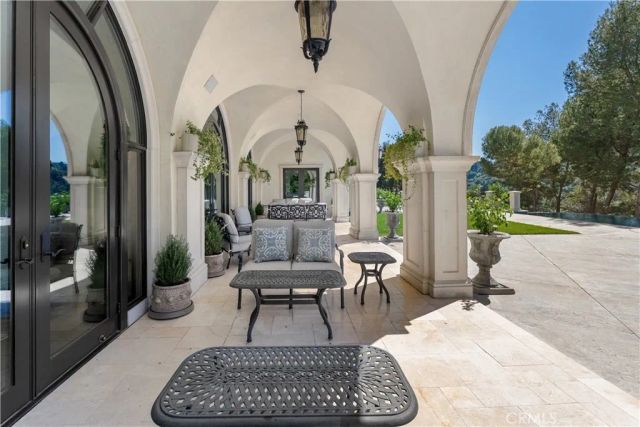 1210 Chantilly, Los Angeles, CA 90077