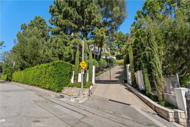 1210 Chantilly, Los Angeles, CA 90077