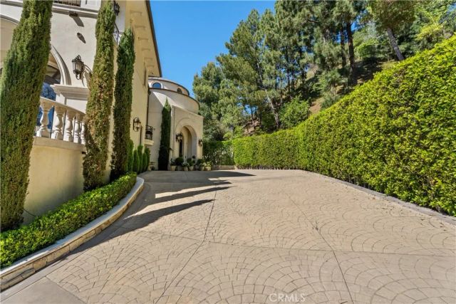 1210 Chantilly, Los Angeles, CA 90077