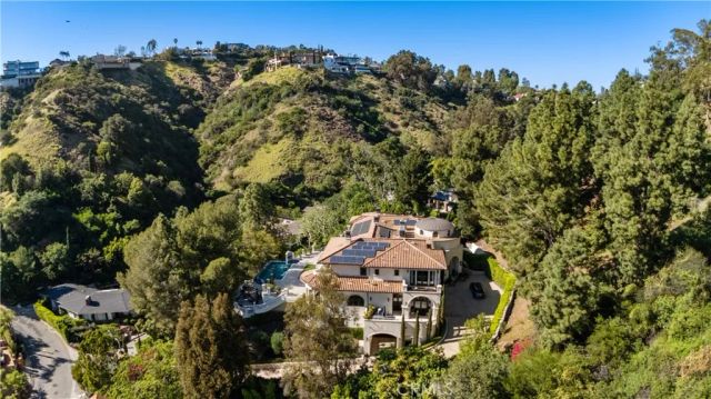 1210 Chantilly, Los Angeles, CA 90077