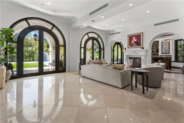 1210 Chantilly, Los Angeles, CA 90077