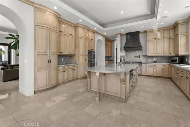 1210 Chantilly, Los Angeles, CA 90077
