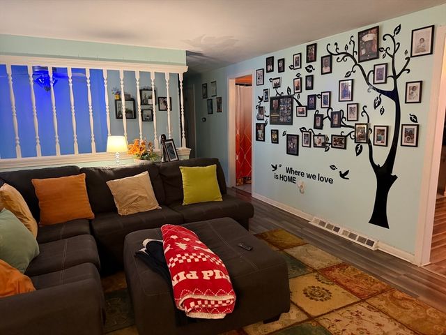 117 Silver St, Agawam, MA 01001