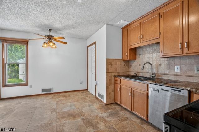 56 Portsmouth Ct 56, Hamburg Boro, NJ 07419