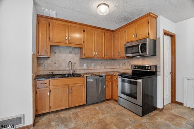 56 Portsmouth Ct 56, Hamburg Boro, NJ 07419