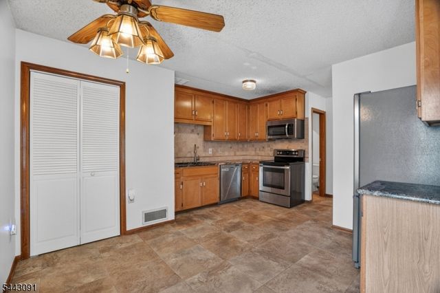 56 Portsmouth Ct 56, Hamburg Boro, NJ 07419