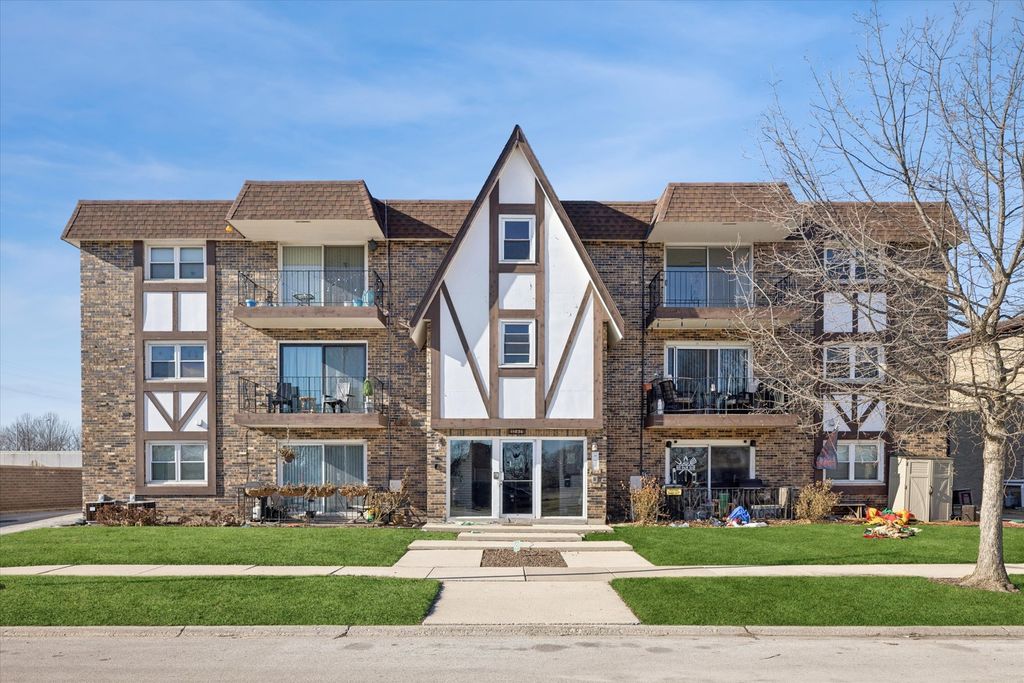 Image 1 of property listing at 11036 KILPATRICK Avenue 3NE, Oak Lawn, IL 60453