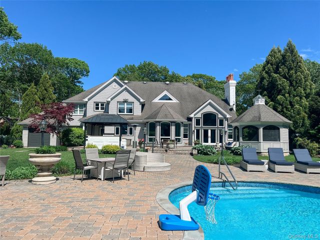 10 Colonial Drive, Smithtown, NY 11787