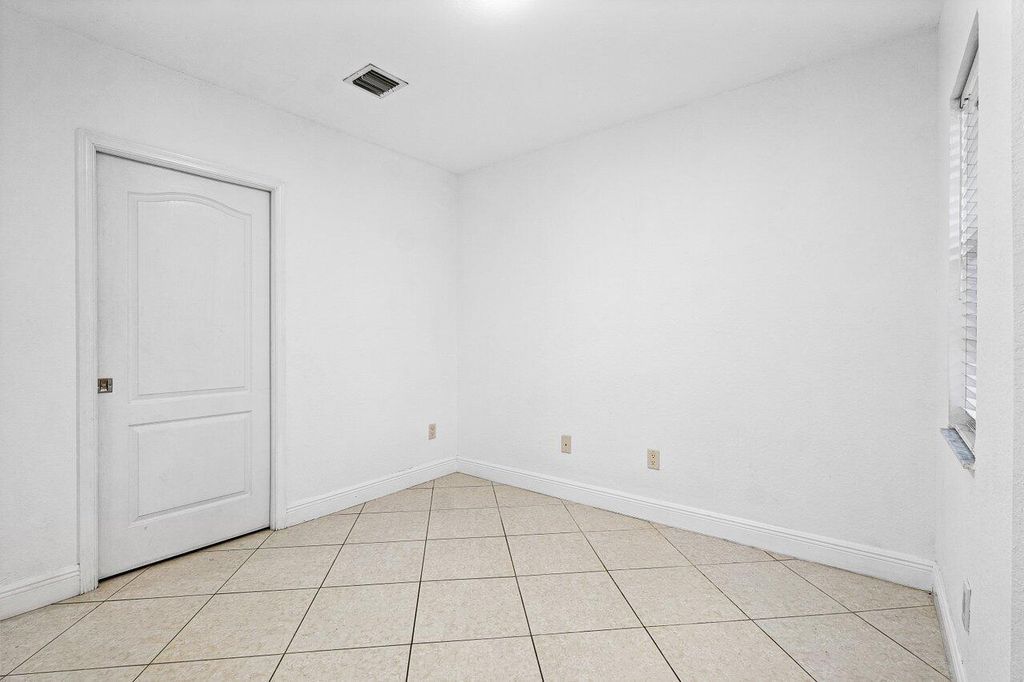 Image 11 of property listing at 12744 Westhampton Circle, Wellington, FL 33414