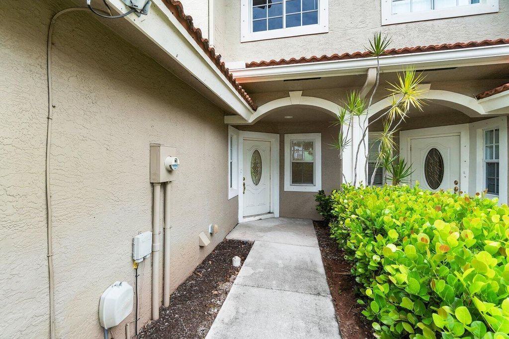 Image 4 of property listing at 12744 Westhampton Circle, Wellington, FL 33414