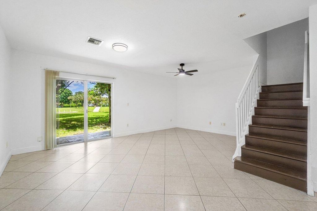 Image 5 of property listing at 12744 Westhampton Circle, Wellington, FL 33414