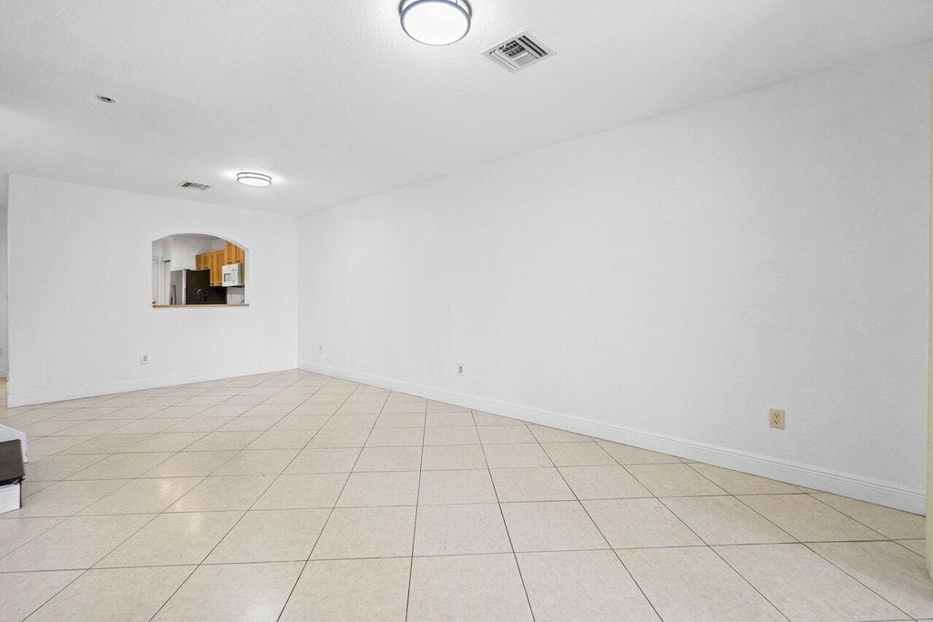 Image 7 of property listing at 12744 Westhampton Circle, Wellington, FL 33414
