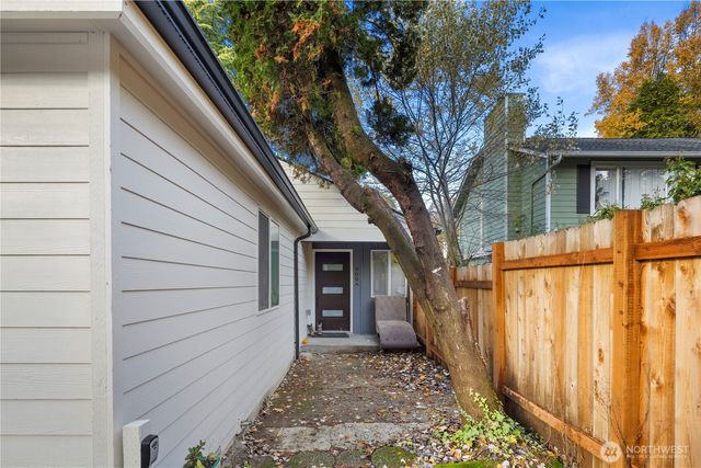 900 NE 105th St, Seattle, WA 98125