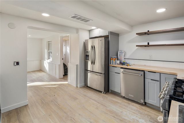 900 NE 105th St, Seattle, WA 98125