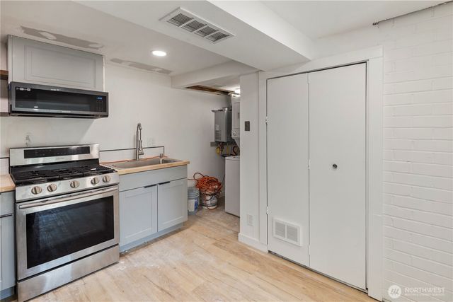 900 NE 105th St, Seattle, WA 98125