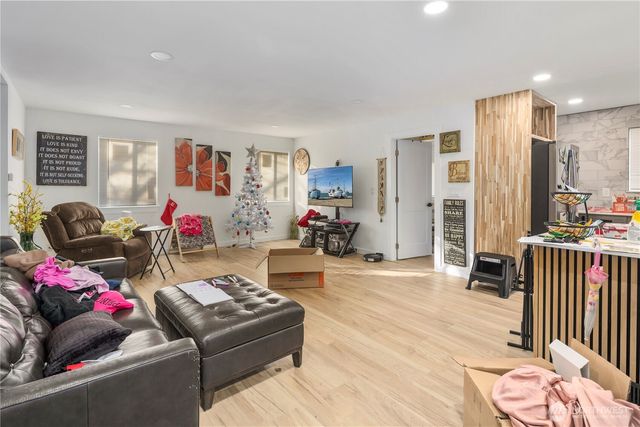 900 NE 105th St, Seattle, WA 98125